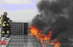 Incendio_impianto_fv_vigile_fuoco